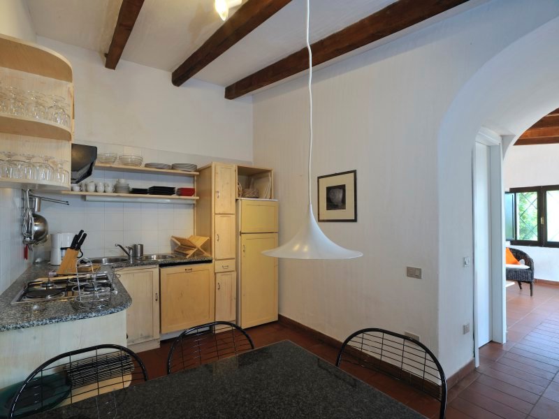Küche mit Durchgang zum Wohnzimmer Küche mit Durchgang zum Wohnzimmer