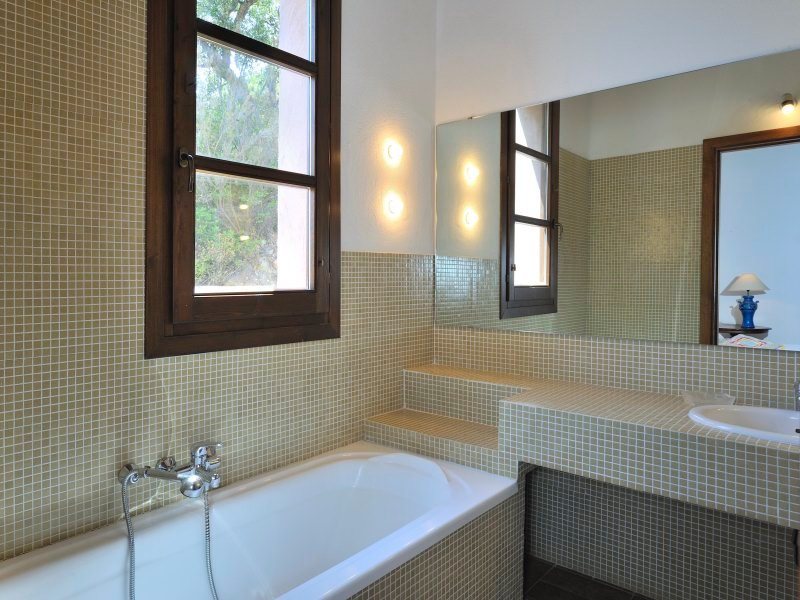 Ensuite Bad mit Badewanne und Fenster zum Garten Ensuite Bad mit Badewanne und Fenster zum Garten