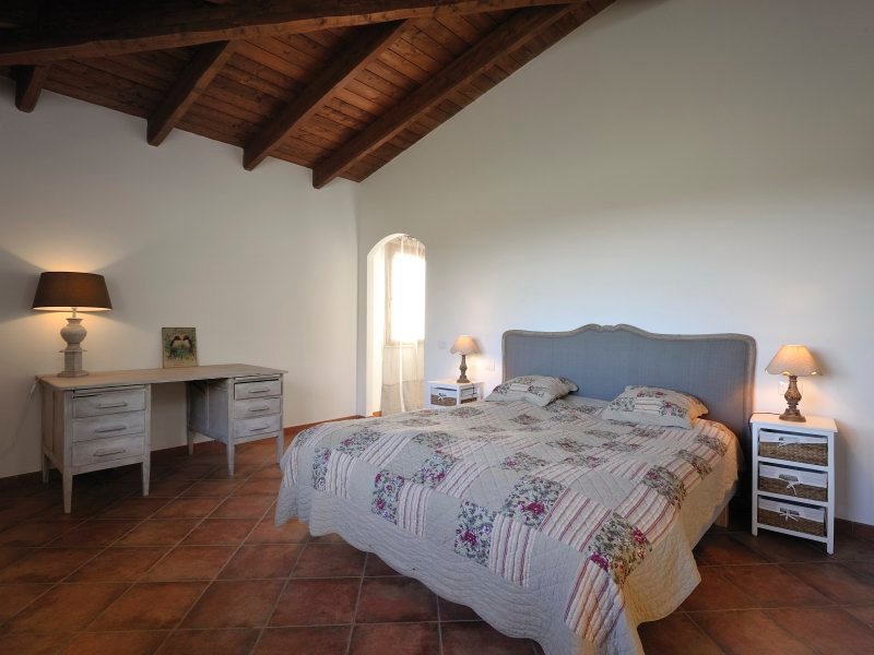 Schlafzimmer 1 mit Doppelbett und Schreibtisch Schlafzimmer 1 mit Doppelbett und Schreibtisch