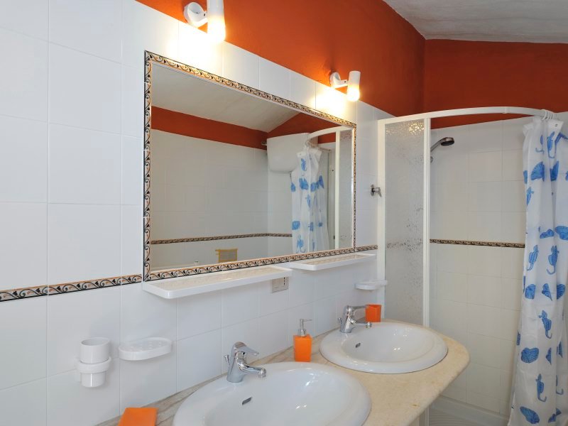 Badezimmer 1.OG mit Dusche und zwei Waschbecken Badezimmer 1.OG mit Dusche und zwei Waschbecken