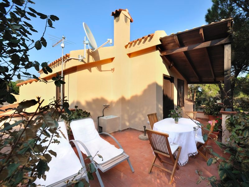 Terrasse mit Esstisch und Sonnenliegen Terrasse mit Esstisch und Sonnenliegen