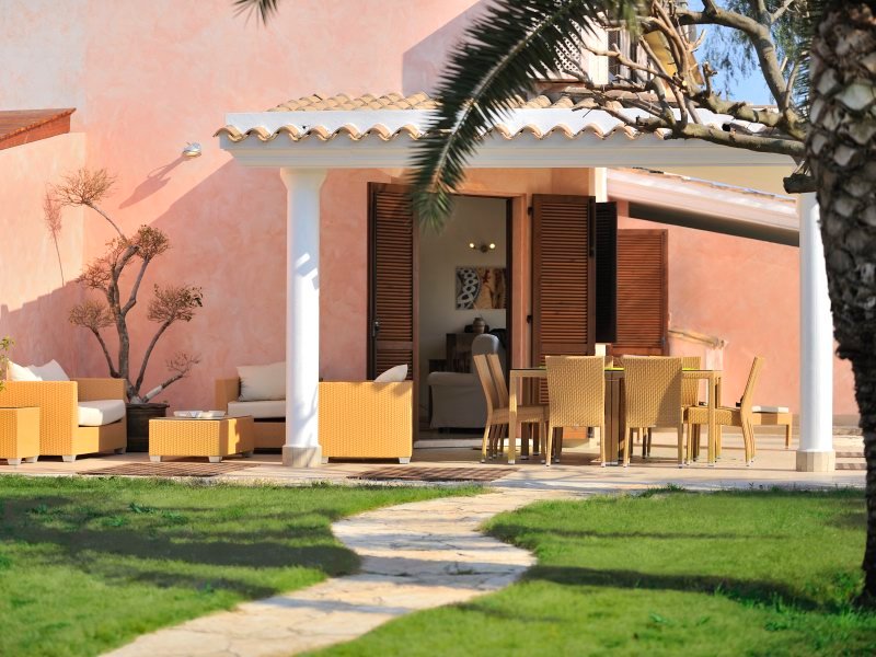 Große Terrasse mit Essplatz und Lounge-Bereich Große Terrasse mit Essplatz und Lounge-Bereich