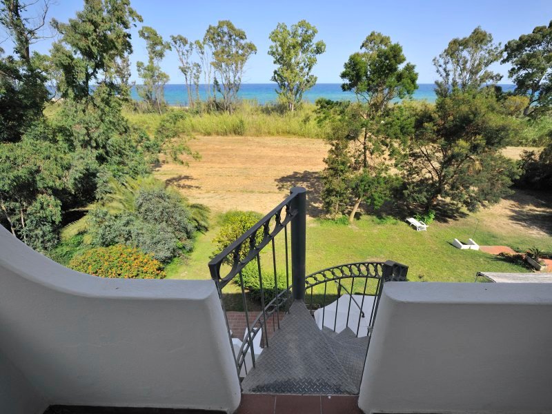 Blick von der Terrasse über den Garten zum Meer Blick von der Terrasse über den Garten zum Meer