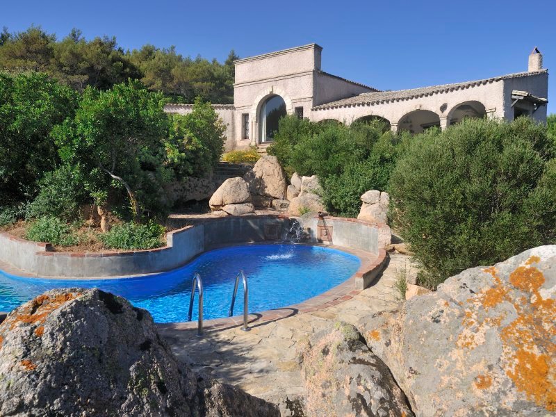 Der Pool ist bohnenförmig und inmitten von Granitfelsen und grüner, mediterraner Pflanzen Der Pool ist bohnenförmig und inmitten von Granitfelsen und grüner, mediterraner Pflanzen
