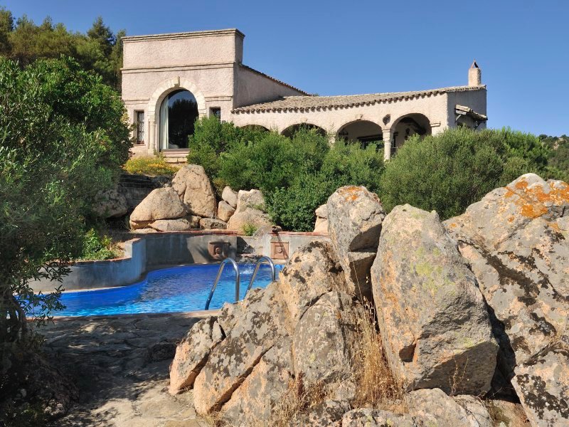 Die Villa mit großem Panoramafenter erhebt sich einige Stufen über dme eingwachsenen, privaten Poo Die Villa mit großem Panoramafenter erhebt sich einige Stufen über dme eingwachsenen, privaten Poo