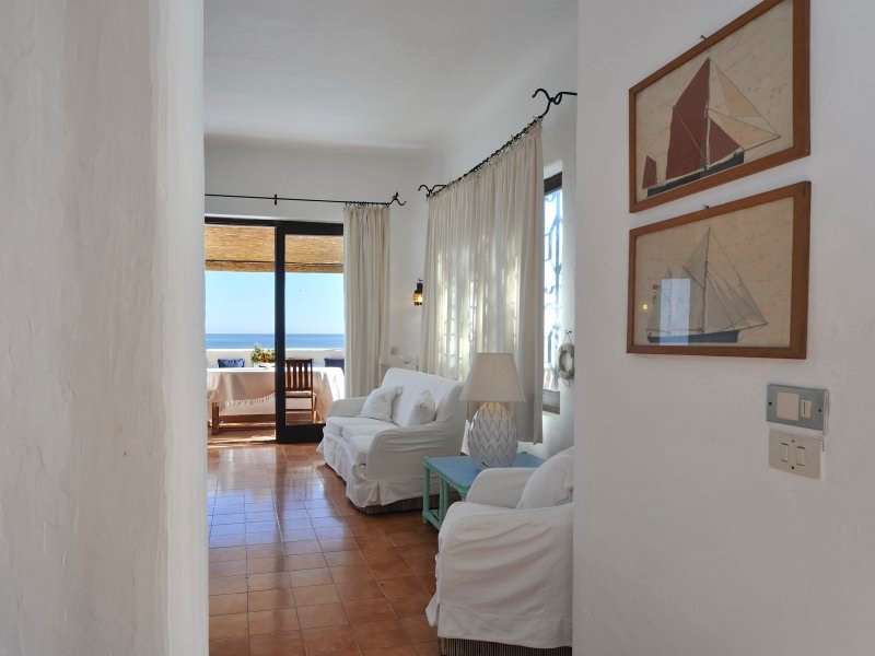 Blick ins Wohnzimmer auf die Terrasse und aufs Meer Blick ins Wohnzimmer auf die Terrasse und aufs Meer