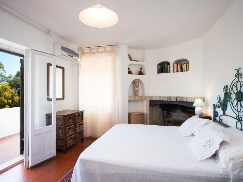 Schlafzimmer 1 mit Kamin und Terrassenzugang Schlafzimmer 1 mit Kamin und Terrassenzugang