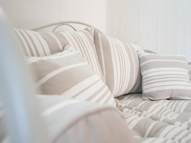 Detail Schlafzimmer 1, Sofa mit vielen Kissen Detail Schlafzimmer 1, Sofa mit vielen Kissen