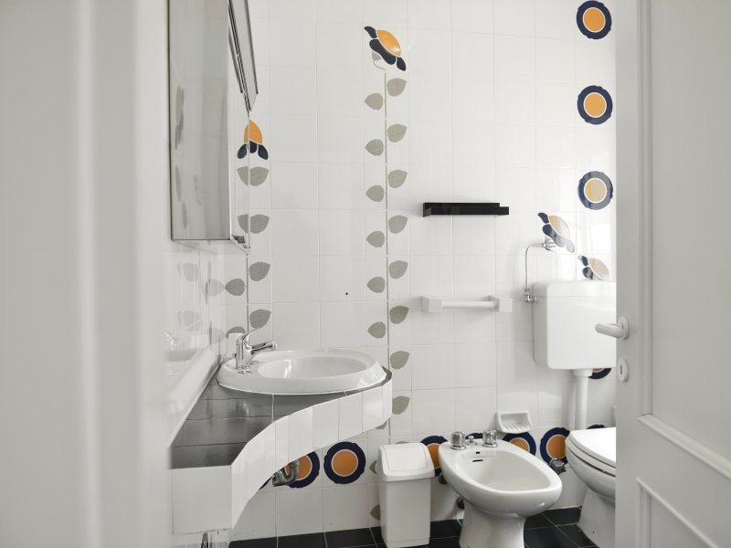 Weiß gefließtes Badezimmer 2 Weiß gefließtes Badezimmer 2