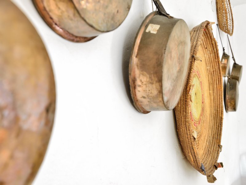 Antike Körbe und Pfannen Antike Körbe und Pfannen