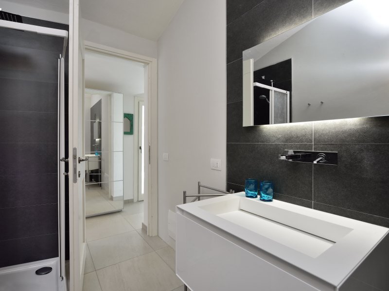 Modernes Badezimmer 1 mit Dusche und großem Waschbecken Modernes Badezimmer 1 mit Dusche und großem Waschbecken