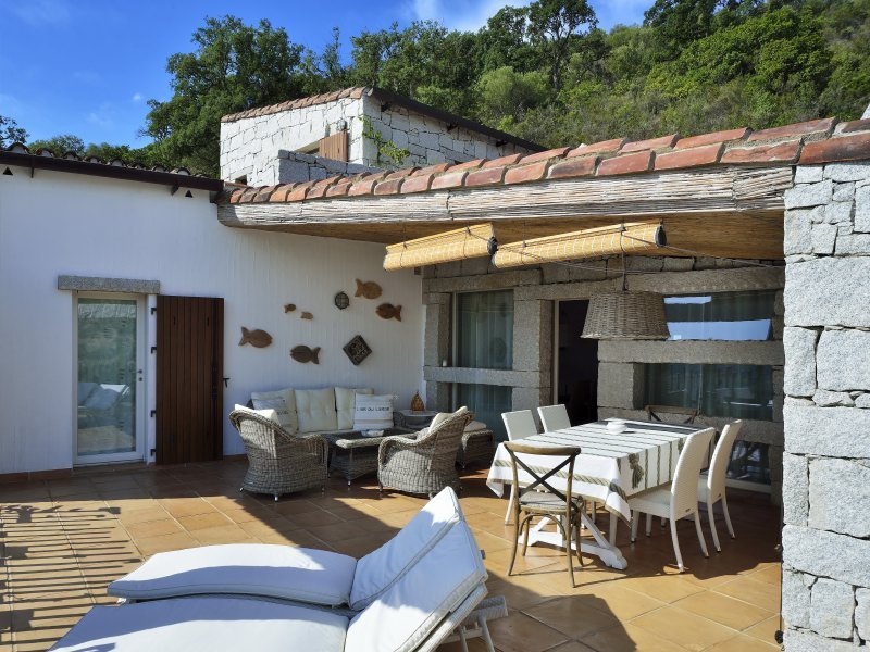 Terrasse und überdachter Essbereich Terrasse und überdachter Essbereich