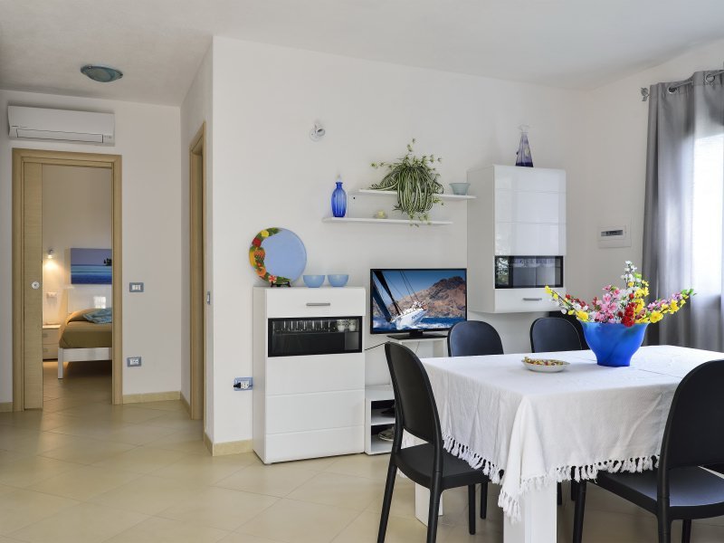 Esstisch und Wandschrank im Wohnzimmer mit Blick in den Flur mit Klimaanlage und in ein Schlafzimmer Esstisch und Wandschrank im Wohnzimmer mit Blick in den Flur mit Klimaanlage und in ein Schlafzimmer