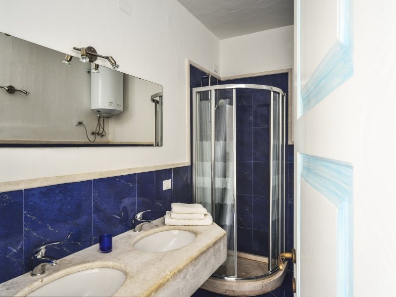 Badezimmer 2 mit Dusche und zwei Waschbecken Badezimmer 2 mit Dusche und zwei Waschbecken