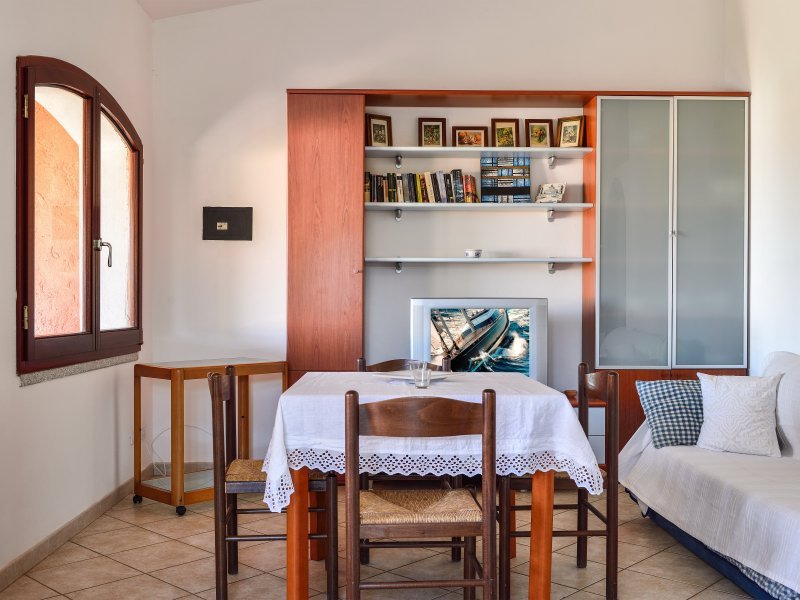Wohnzimmer mit Esstisch, Sofa und Wandschrank im Obergeschoß Wohnzimmer mit Esstisch, Sofa und Wandschrank im Obergeschoß