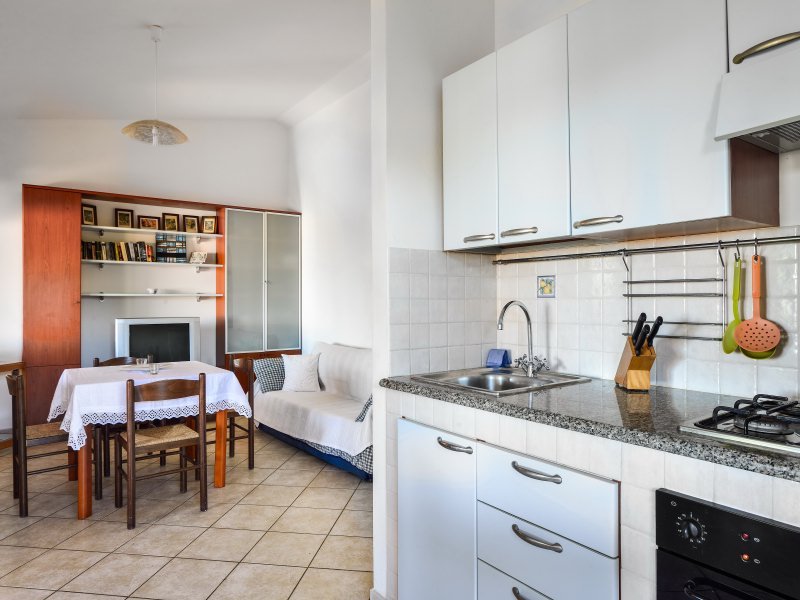 Küche im Wohnbereich mit Esstisch und Sofa Küche im Wohnbereich mit Esstisch und Sofa