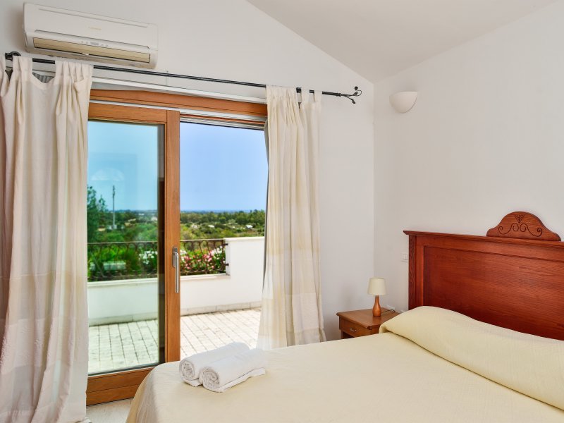 Schlafzimmer 1 mit Doppelbett und Terrassenzugang im ersten Stock Schlafzimmer 1 mit Doppelbett und Terrassenzugang im ersten Stock