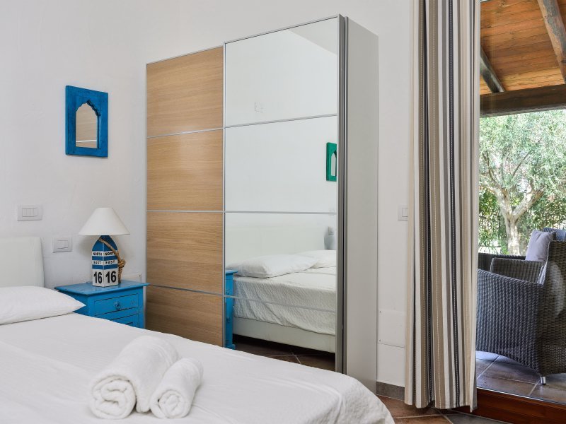 Schlafzimmer 4 mit Doppelbett und Tür zur Terrasse Schlafzimmer 4 mit Doppelbett und Tür zur Terrasse