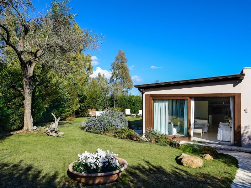 Hausansicht mit Garten Hausansicht mit Garten
