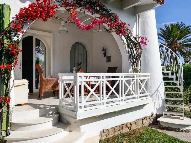 Terrasse mit Bougainville Terrasse mit Bougainville