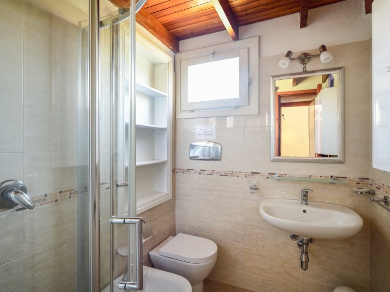 Helles Bad mit Dusche und Bidet Helles Bad mit Dusche und Bidet