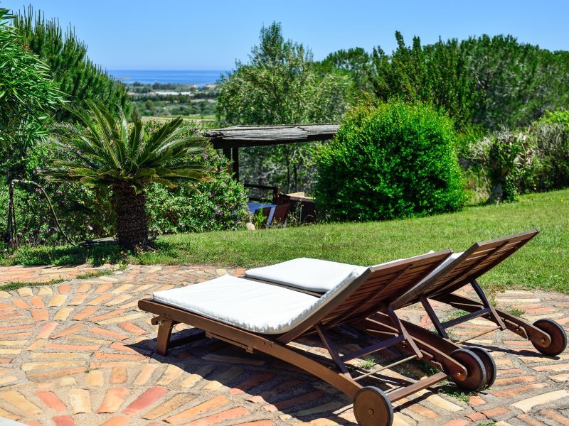 Garten mit Blick auf de Barbequeterrasse und auf das Meer Garten mit Blick auf de Barbequeterrasse und auf das Meer