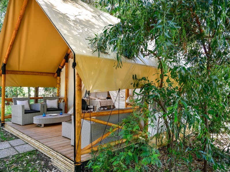 Hochwertige Holzterrasse mit Loungemöbeln Hochwertige Holzterrasse mit Loungemöbeln
