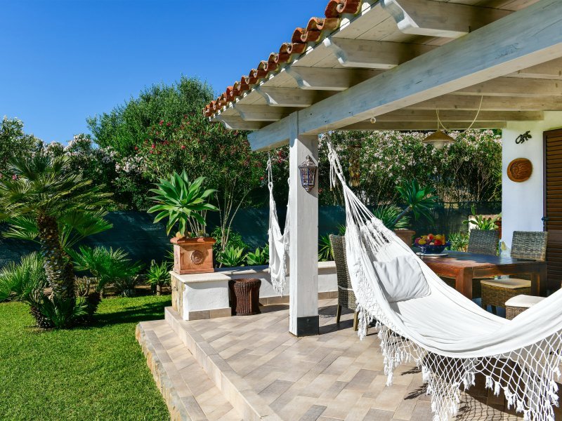 Von der überdachten Terrasse sehen Sie bis zum Meer Von der überdachten Terrasse sehen Sie bis zum Meer