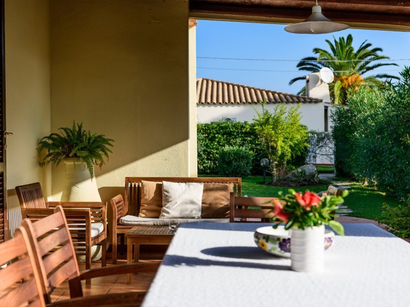 Terrasse mit Essplatz mit Blick in den Garten Terrasse mit Essplatz mit Blick in den Garten