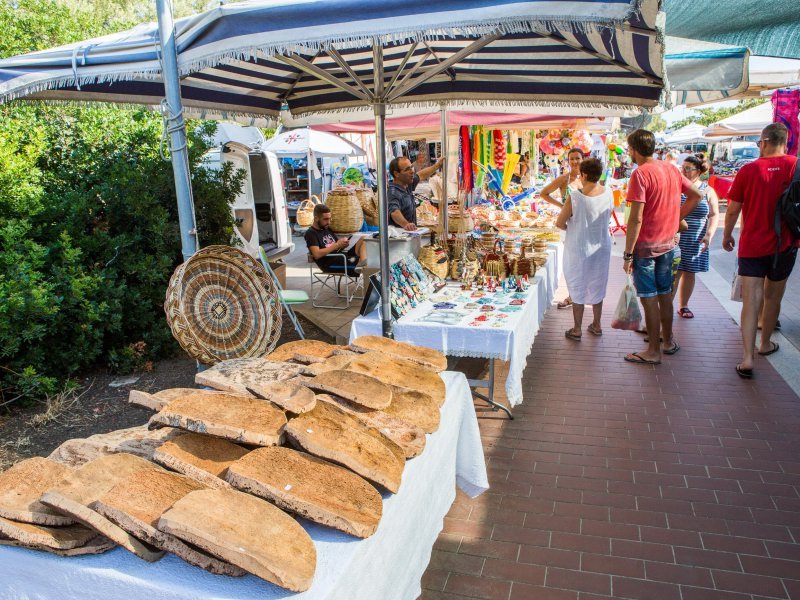 Wochenmarkt auf dem Marktplatz der Costa Rei Wochenmarkt auf dem Marktplatz der Costa Rei