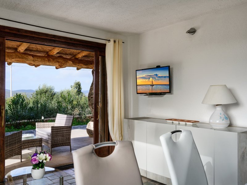 Wohnzimmer mit großer Fenstertür zur Terrasse Wohnzimmer mit großer Fenstertür zur Terrasse