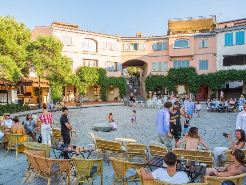 Dorfplatz von Porto Rotondo, nur 2 km von Villa Oleandro entfernt Dorfplatz von Porto Rotondo, nur 2 km von Villa Oleandro entfernt