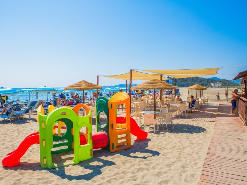 Strandbad und Kinderspielplatz am Strand von Torresalinas Strandbad und Kinderspielplatz am Strand von Torresalinas