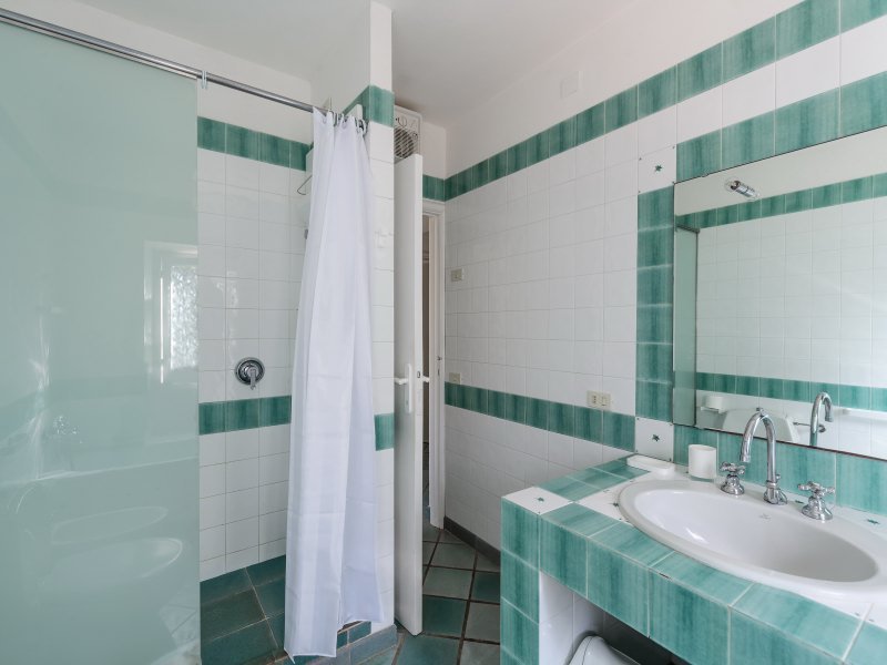 Bad 3 im ersten Stock mit großer Dusche (und Badewanne) Bad 3 im ersten Stock mit großer Dusche (und Badewanne)