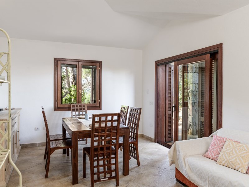 Esstisch im Wohnzimmer von Casa Pineta Esstisch im Wohnzimmer von Casa Pineta