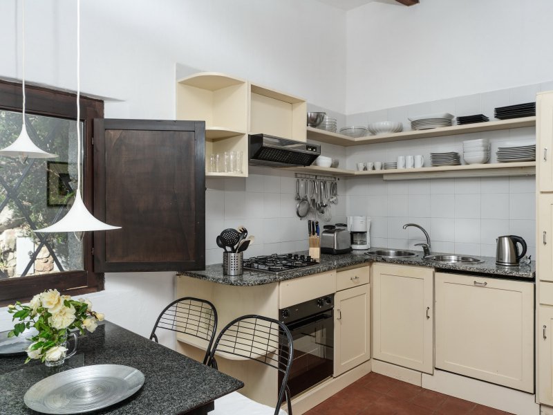 Küche mit Backofen, Spülmaschine und Gasherd Küche mit Backofen, Spülmaschine und Gasherd