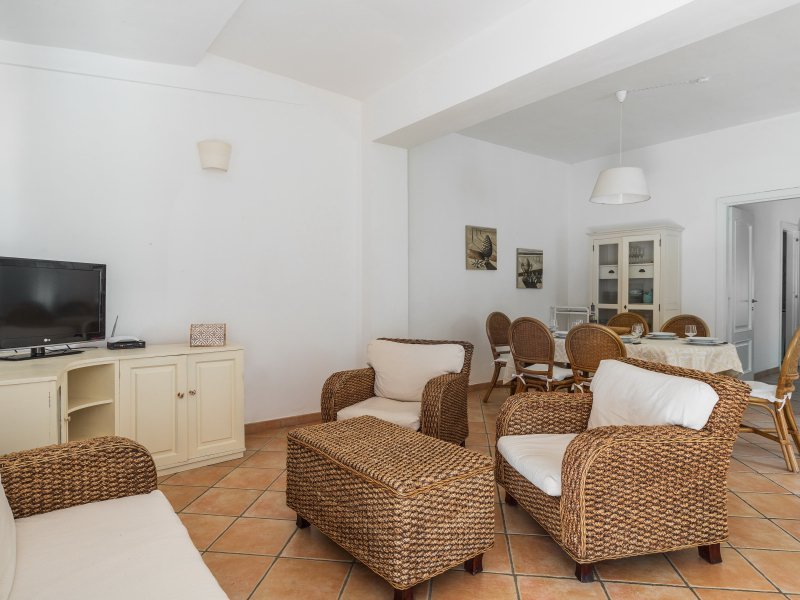 Korbmöbel und TV Ecke im großen Wohnzimmer Korbmöbel und TV Ecke im großen Wohnzimmer