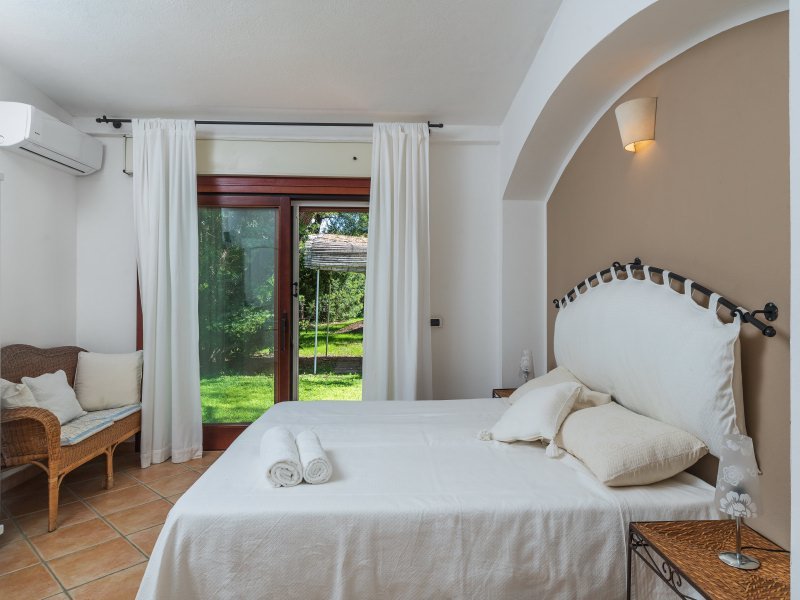 Schlafzimmer 1 mit Doppelbett und Tür zum Garten Schlafzimmer 1 mit Doppelbett und Tür zum Garten