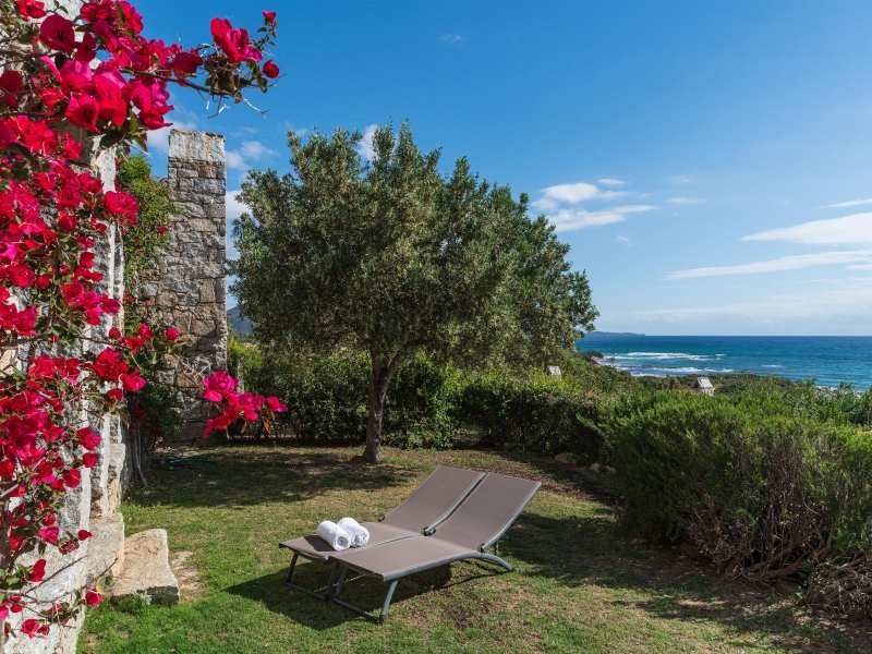 Mediterraner Garten mit blühendem Bougainville und Meerblick Mediterraner Garten mit blühendem Bougainville und Meerblick