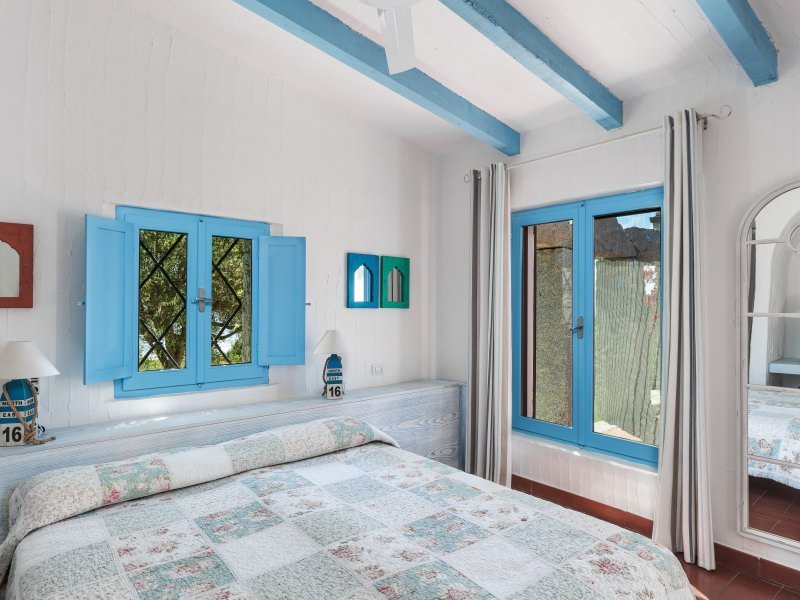 Schlafzimmer 1 mit Doppelbett und Gartenblick Schlafzimmer 1 mit Doppelbett und Gartenblick
