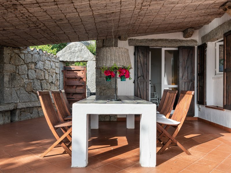 Überdachter Tisch auf der Terrasse zum Essen im Freien Überdachter Tisch auf der Terrasse zum Essen im Freien