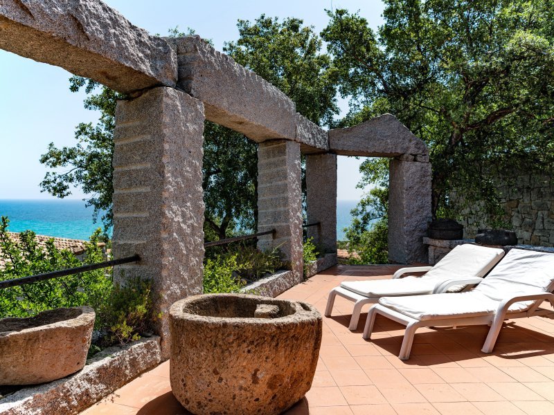 Terrasse mit gemütlichen Sonnenliegen und Meerblick Terrasse mit gemütlichen Sonnenliegen und Meerblick