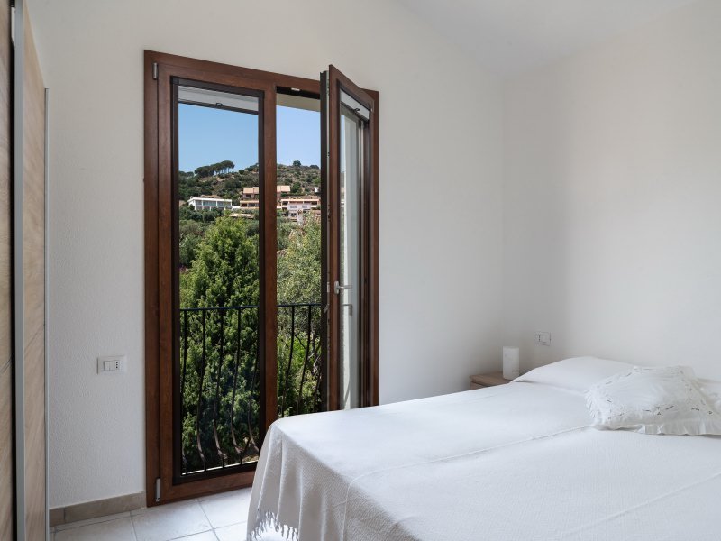 Schlafzimmer 2 im ersten Stock mit Blick auf die Hügel von Is Molas Schlafzimmer 2 im ersten Stock mit Blick auf die Hügel von Is Molas