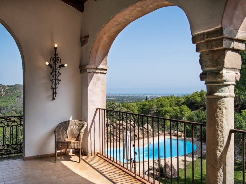 Überdachte Panoramaterrasse mit Blick zum Pool und übers Tal bis zum Meer Überdachte Panoramaterrasse mit Blick zum Pool und übers Tal bis zum Meer