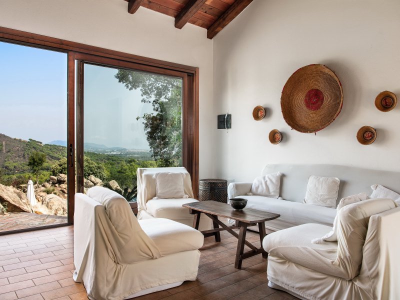 Gemütliche Sitzgruppe im Wohnzimmer mit Blick zum Pool und ins Tal Gemütliche Sitzgruppe im Wohnzimmer mit Blick zum Pool und ins Tal