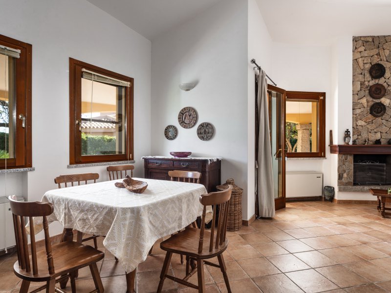 Geräumiges Esszimmer mit rustikalem Esstisch Geräumiges Esszimmer mit rustikalem Esstisch