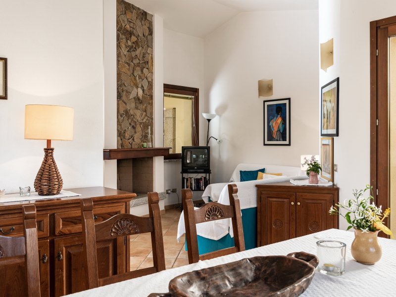 Rustikaler Esstisch und -möbel mit Blick in die Sofaecke im Wohnzimmer Rustikaler Esstisch und -möbel mit Blick in die Sofaecke im Wohnzimmer