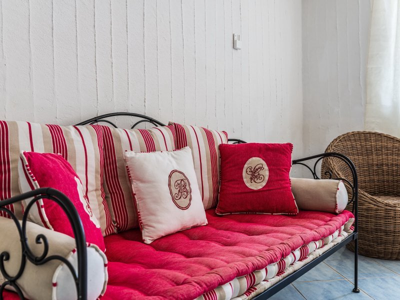 3. Schlafzimmer im Erdgeschoss, geräumig und ansprechend möbliert, mit Couch und Sessel 3. Schlafzimmer im Erdgeschoss, geräumig und ansprechend möbliert, mit Couch und Sessel
