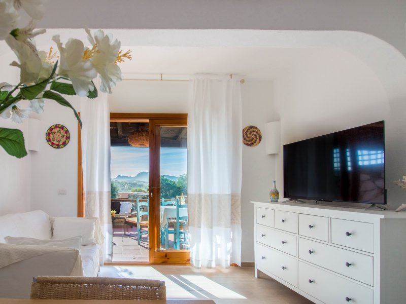 Hell eingerichtetes Wohnzimmer mit Blick auf die atemberaubende Landschaft Sardinien Hell eingerichtetes Wohnzimmer mit Blick auf die atemberaubende Landschaft Sardinien