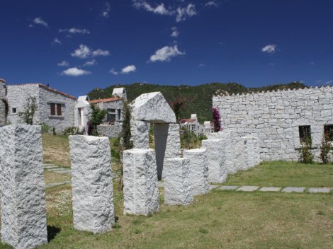 Anlage Li Conchi mit Granitarchitektur Anlage Li Conchi mit Granitarchitektur